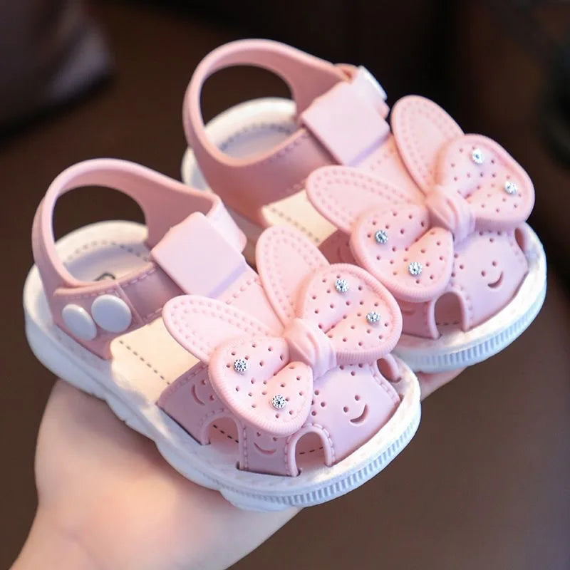 Nuevos zapatos de bebé de 0 a 3 años con bonito lazo y diamantes de imitación para niñas, sandalias antideslizantes de suela blanda para niños pequeños con dedos cubiertos