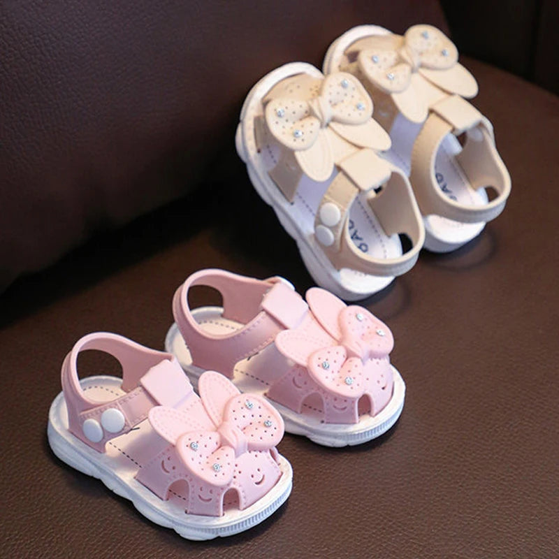 Nuevos zapatos de bebé de 0 a 3 años con bonito lazo y diamantes de imitación para niñas, sandalias antideslizantes de suela blanda para niños pequeños con dedos cubiertos