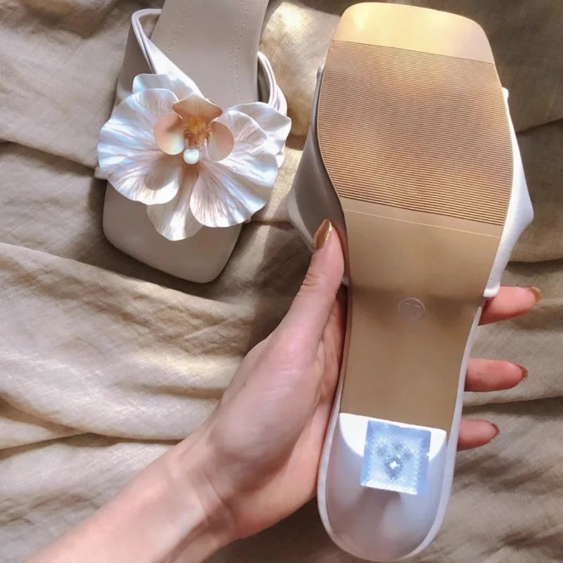 Sandalias de mujer de marca 2025, novedad de verano, sandalias elegantes con flores, ropa exterior informal a la moda, zapatos de tacón alto, sandalias para mujer