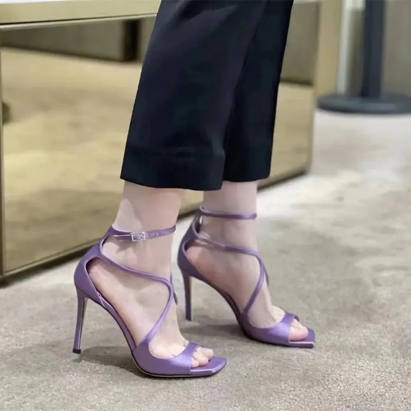 Sandalias de satén de estilo estrella para mujer, tacones altos de aguja, banda estrecha, Sexy, estilo Gladiador, zapatos de banquete de verano