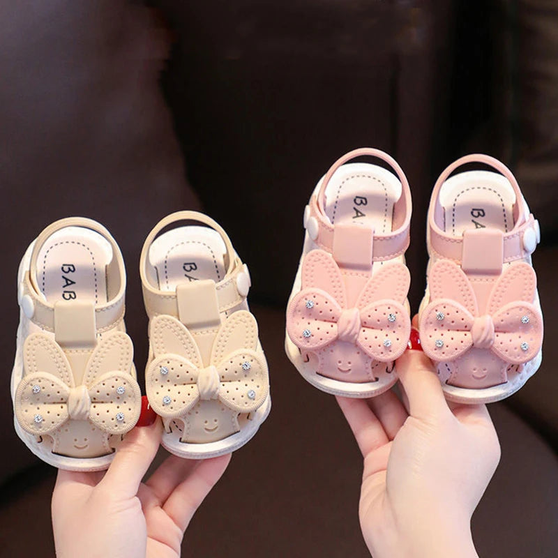 Nuevos zapatos de bebé de 0 a 3 años con bonito lazo y diamantes de imitación para niñas, sandalias antideslizantes de suela blanda para niños pequeños con dedos cubiertos