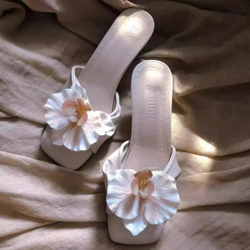 Sandalias de mujer de marca 2025, novedad de verano, sandalias elegantes con flores, ropa exterior informal a la moda, zapatos de tacón alto, sandalias para mujer