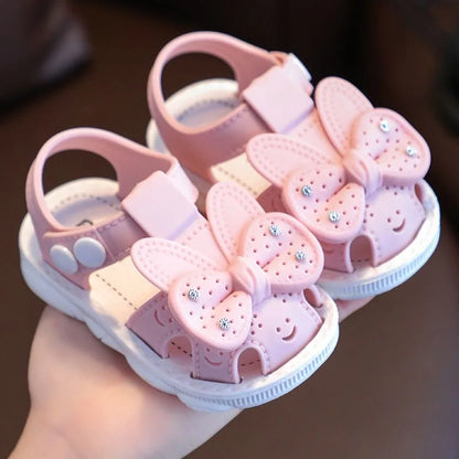 Nuevos zapatos de bebé de 0 a 3 años con bonito lazo y diamantes de imitación para niñas, sandalias antideslizantes de suela blanda para niños pequeños con dedos cubiertos