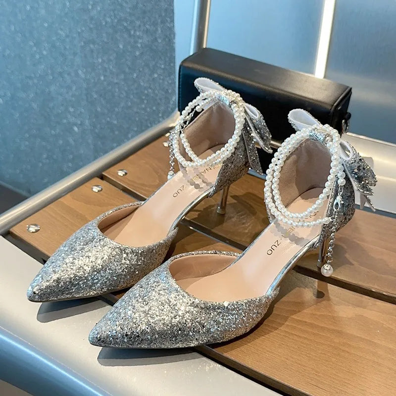 Nuevo temperamento francés puntiagudo de boca poco profunda, elegante lazo de lentejuelas, tacones altos, línea de perlas de tacón fino para mujer con un solo zapato