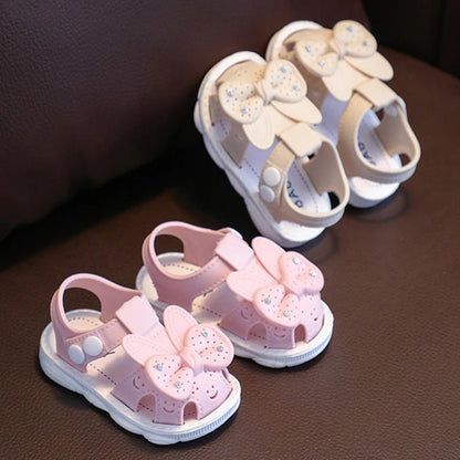 Nuevos zapatos de bebé de 0 a 3 años con bonito lazo y diamantes de imitación para niñas, sandalias antideslizantes de suela blanda para niños pequeños con dedos cubiertos