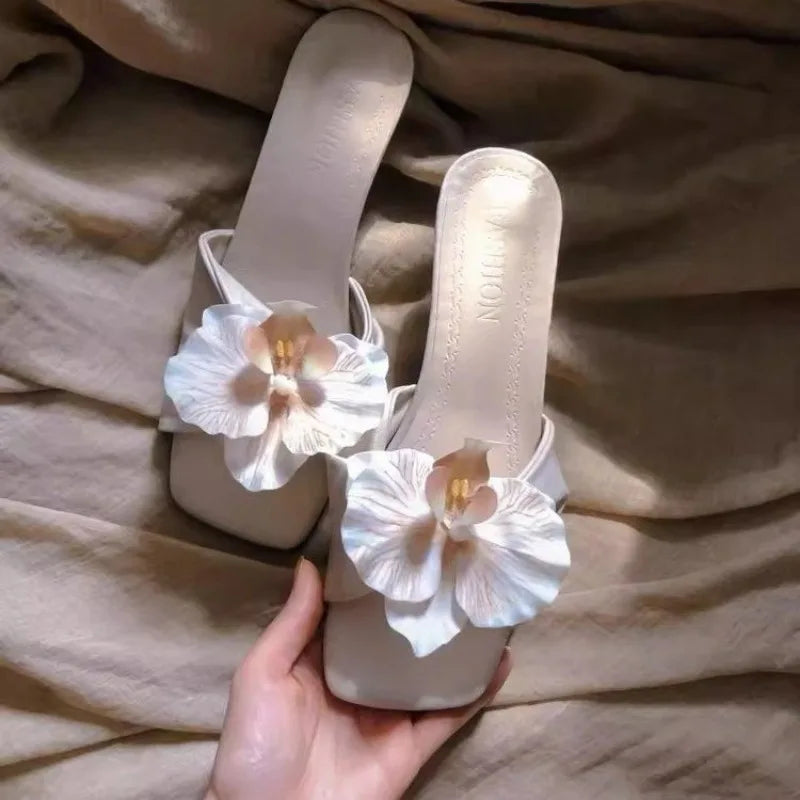 Sandalias de mujer de marca 2025, novedad de verano, sandalias elegantes con flores, ropa exterior informal a la moda, zapatos de tacón alto, sandalias para mujer