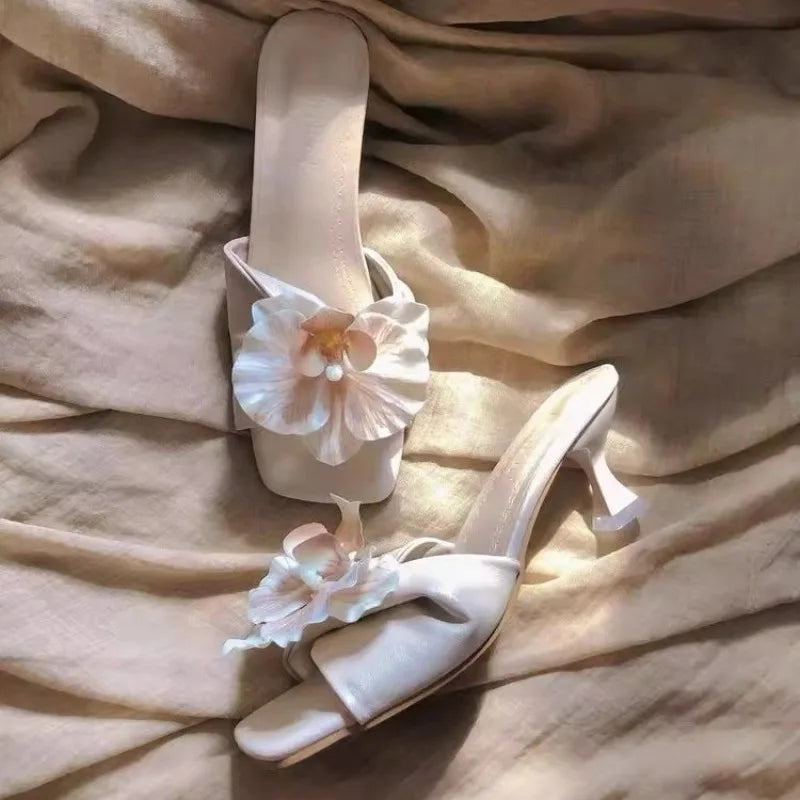 Sandalias de mujer de marca 2025, novedad de verano, sandalias elegantes con flores, ropa exterior informal a la moda, zapatos de tacón alto, sandalias para mujer