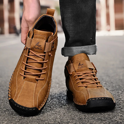 Nuevo 2025 zapatos informales de cuero hechos a mano para hombre, zapatillas de deporte de diseño, zapatos de cuero transpirables para hombre, botines para hombre al aire libre