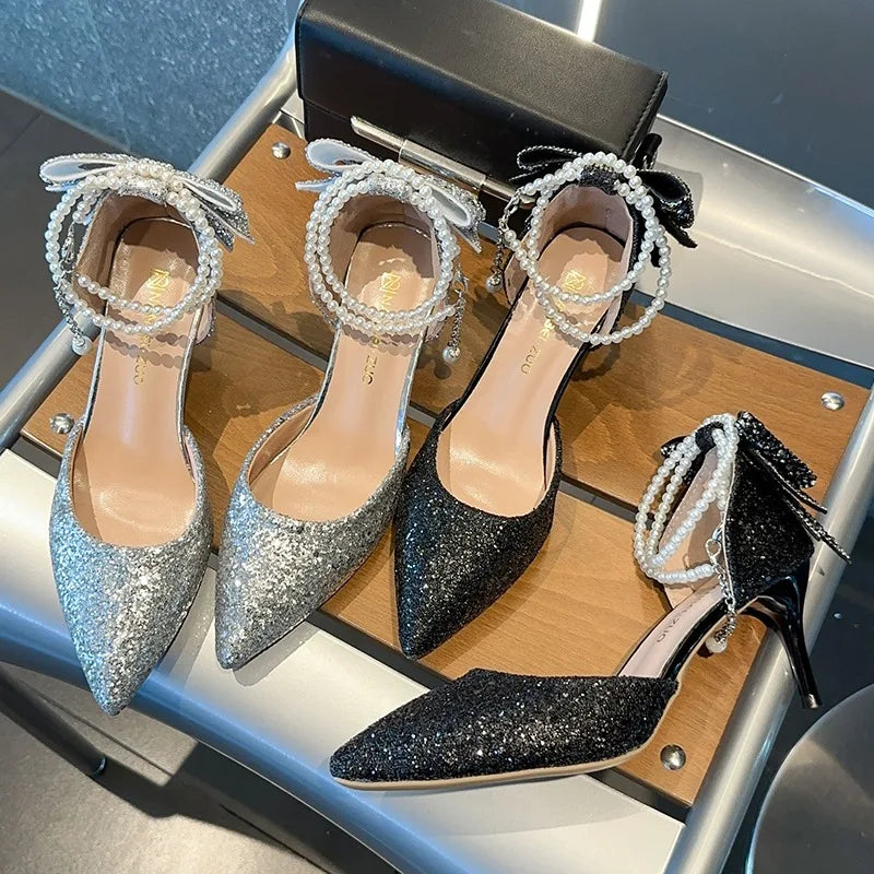 Nuevo temperamento francés puntiagudo de boca poco profunda, elegante lazo de lentejuelas, tacones altos, línea de perlas de tacón fino para mujer con un solo zapato