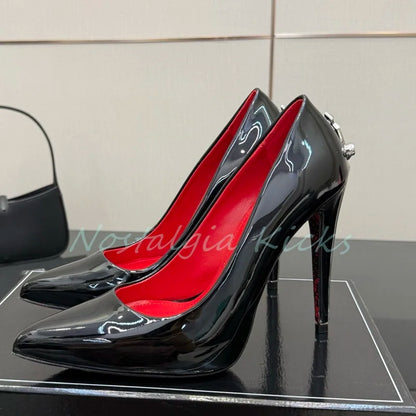 Zapatos de tacón de aguja de gamuza a la moda, zapatos de tacón con diseño de espada, puntiagudos, adornos de Metal, zapatos de noche elegantes, zapatos de vestir para fiesta para mujer