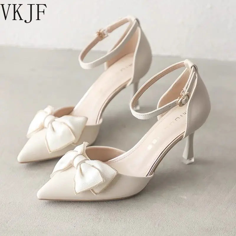 Tacones de tacón medio Zapatos de mujer Tendencia Punta puntiaguda Mariposa Stilettos Vestido elegante Bodas Fiesta nupcial Diseñador blanco