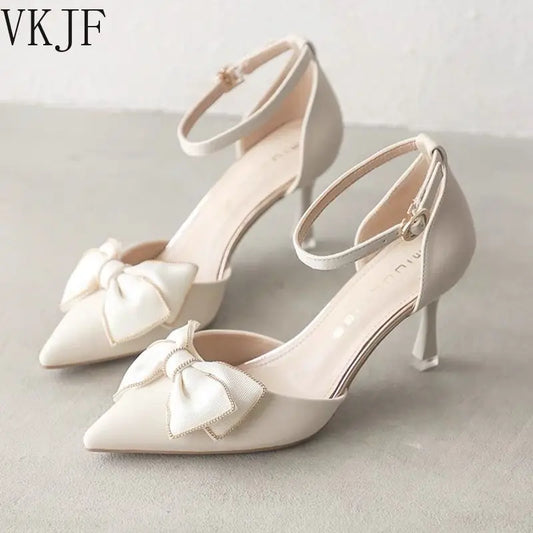 Tacones de tacón medio Zapatos de mujer Tendencia Punta puntiaguda Mariposa Stilettos Vestido elegante Bodas Fiesta nupcial Diseñador blanco