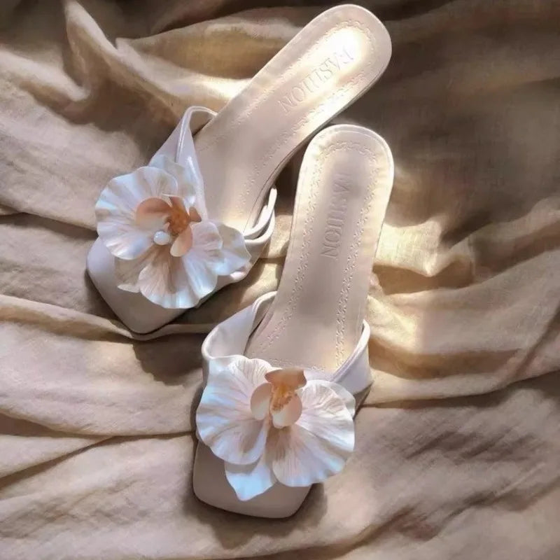 Sandalias de mujer de marca 2025, novedad de verano, sandalias elegantes con flores, ropa exterior informal a la moda, zapatos de tacón alto, sandalias para mujer