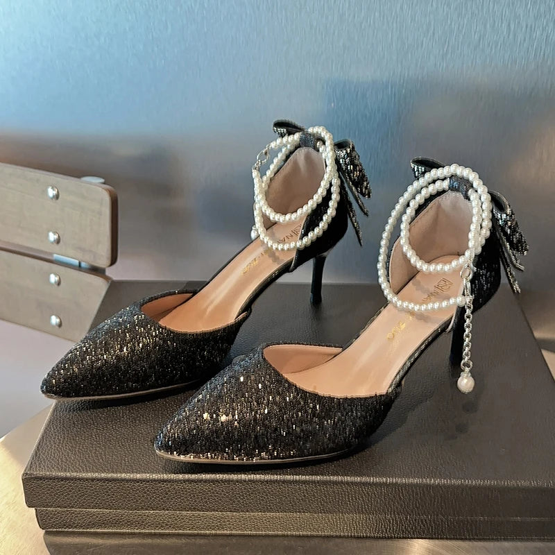 Nuevo temperamento francés puntiagudo de boca poco profunda, elegante lazo de lentejuelas, tacones altos, línea de perlas de tacón fino para mujer con un solo zapato