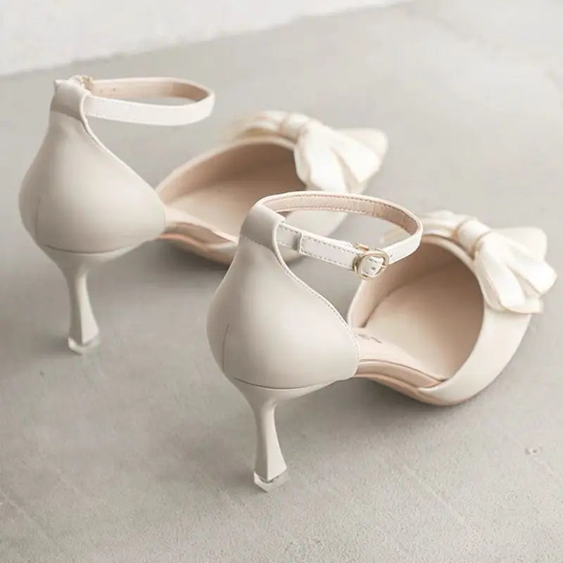 Tacones de tacón medio Zapatos de mujer Tendencia Punta puntiaguda Mariposa Stilettos Vestido elegante Bodas Fiesta nupcial Diseñador blanco