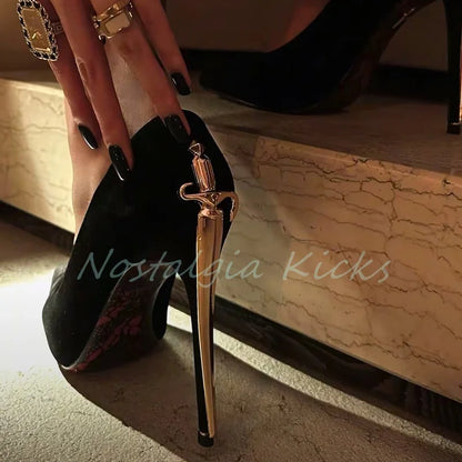 Zapatos de tacón de aguja de gamuza a la moda, zapatos de tacón con diseño de espada, puntiagudos, adornos de Metal, zapatos de noche elegantes, zapatos de vestir para fiesta para mujer