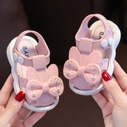 Nuevos zapatos de bebé de 0 a 3 años con bonito lazo y diamantes de imitación para niñas, sandalias antideslizantes de suela blanda para niños pequeños con dedos cubiertos