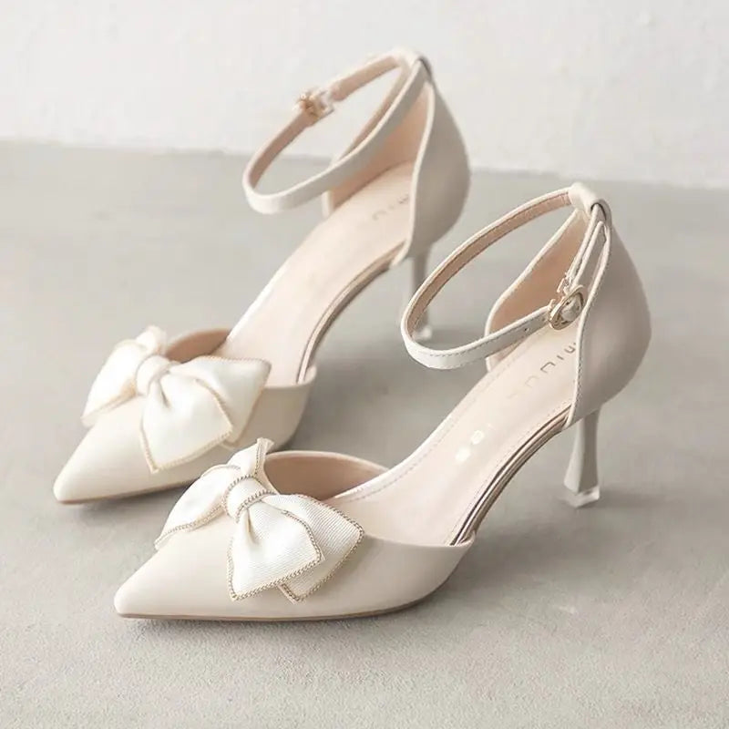 Tacones de tacón medio Zapatos de mujer Tendencia Punta puntiaguda Mariposa Stilettos Vestido elegante Bodas Fiesta nupcial Diseñador blanco